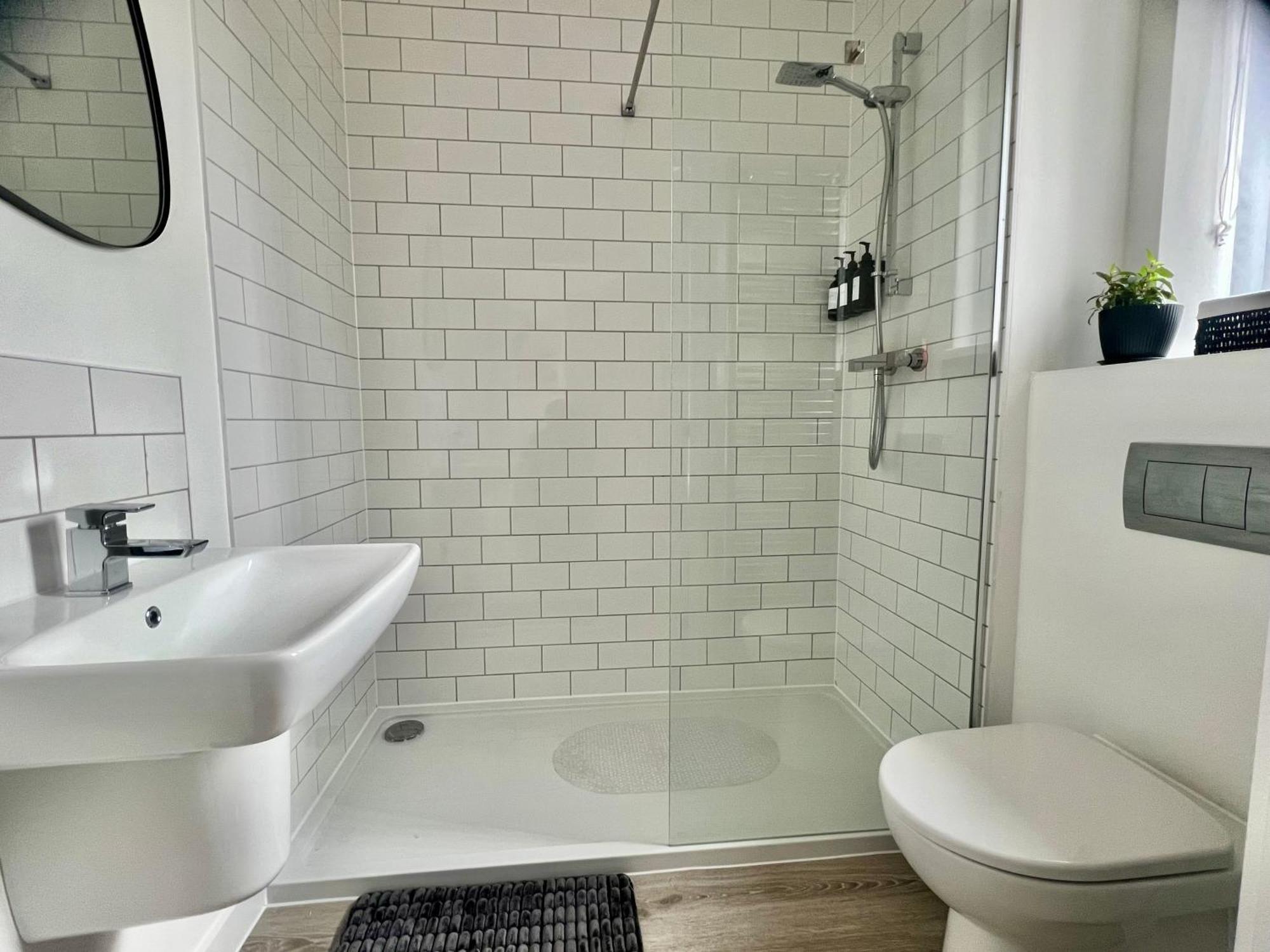 The Parkes A Stylish 3Br House, 5 Mins From Central Birmingham Close To The Edgbaston Stadium, The Hippodrome, Uob, Aston And Bcu, China Town, Kings Heath Bhx Airport And Much More 외부 사진
